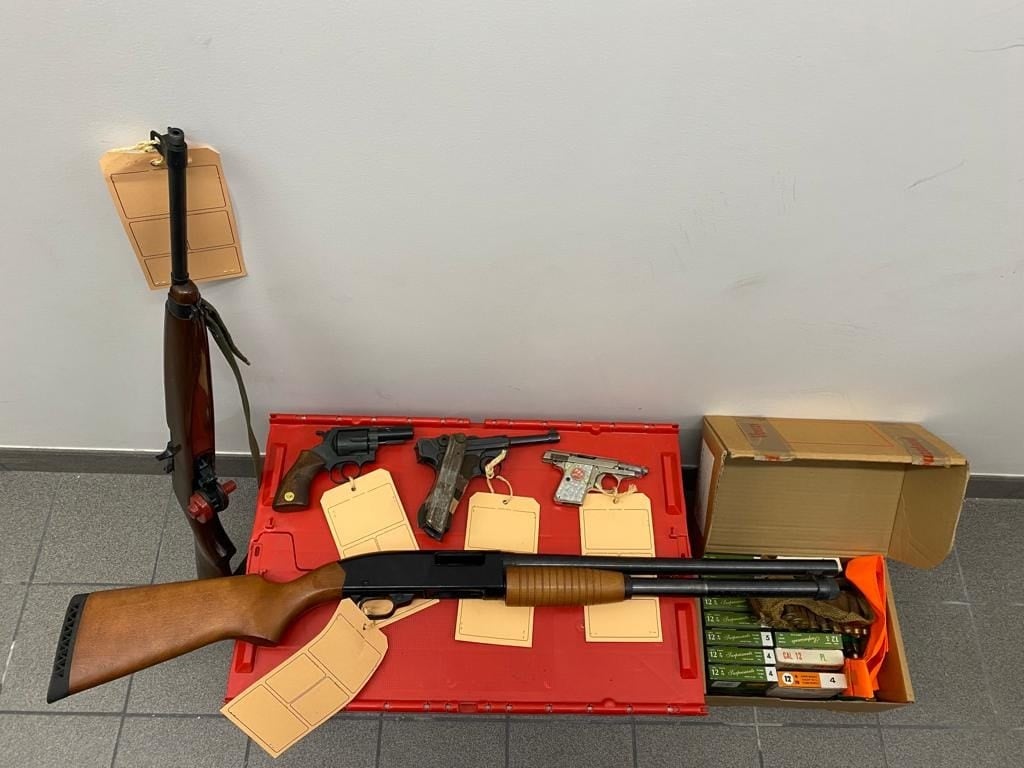 table of vintage guns turned in to French police