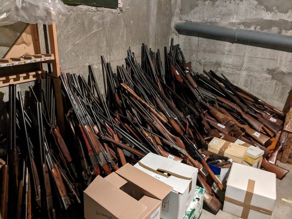 table of vintage guns turned in to French police