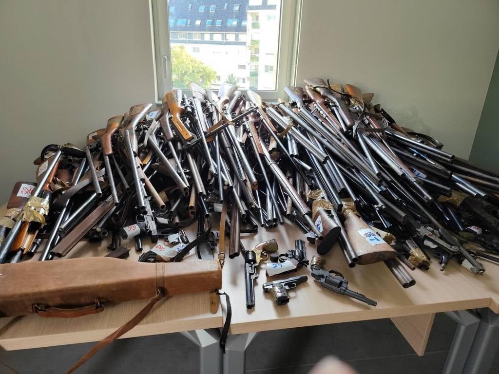 table of vintage guns turned in to French police
