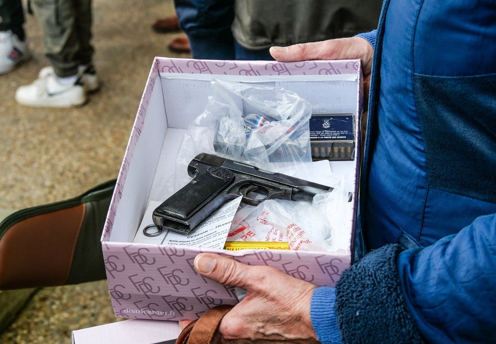 table of vintage guns turned in to French police