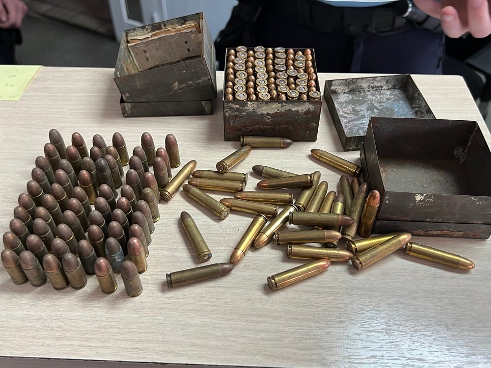 table of vintage guns turned in to French police