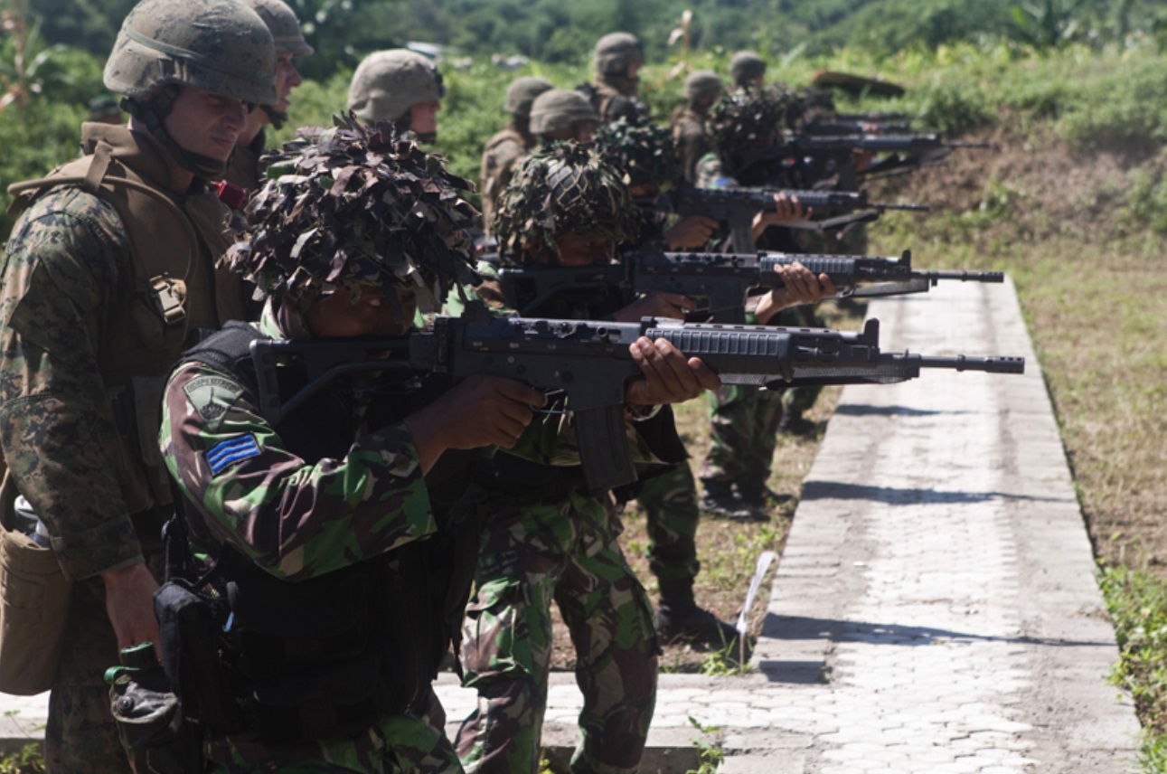 American and Indonesian Marines during Exercise CARAT 2010. Note the Pindad SS1 rifles. (Photo: USMC)