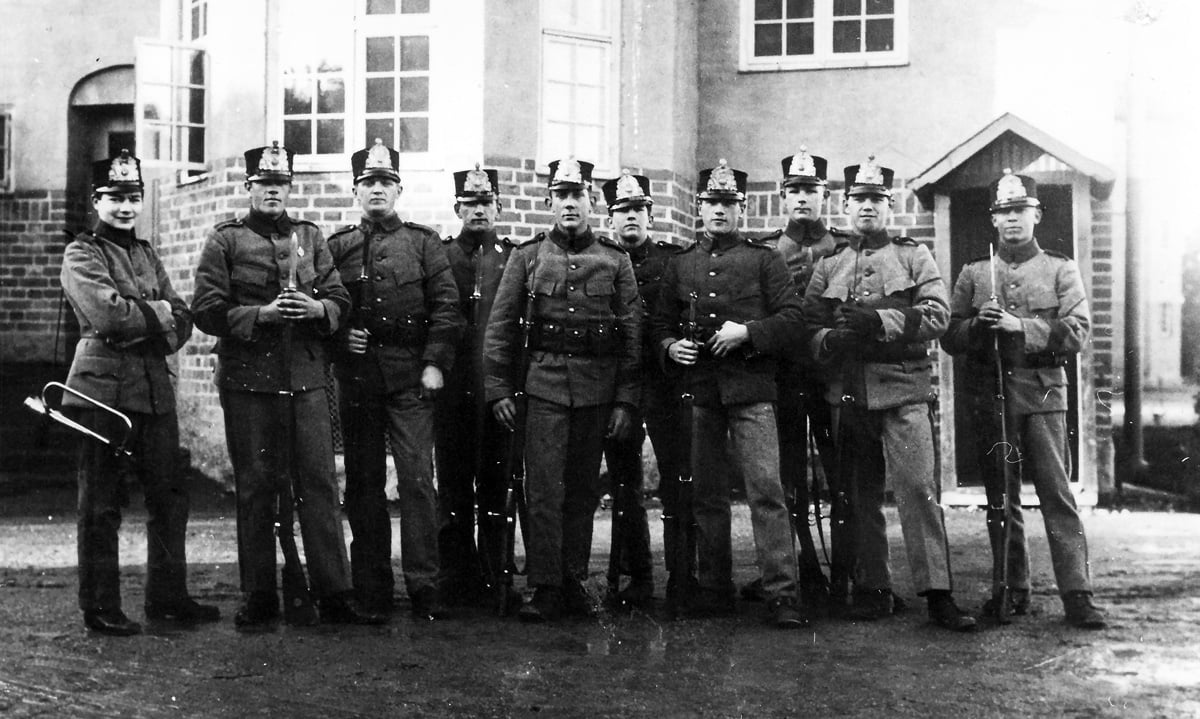 Swedish soldiers with Mauser rifles