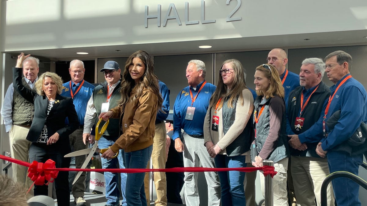 Governor Kristi Noem cutting ribbon