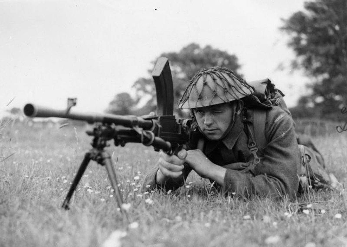Norwegian solders shoots Bren gun in 1941