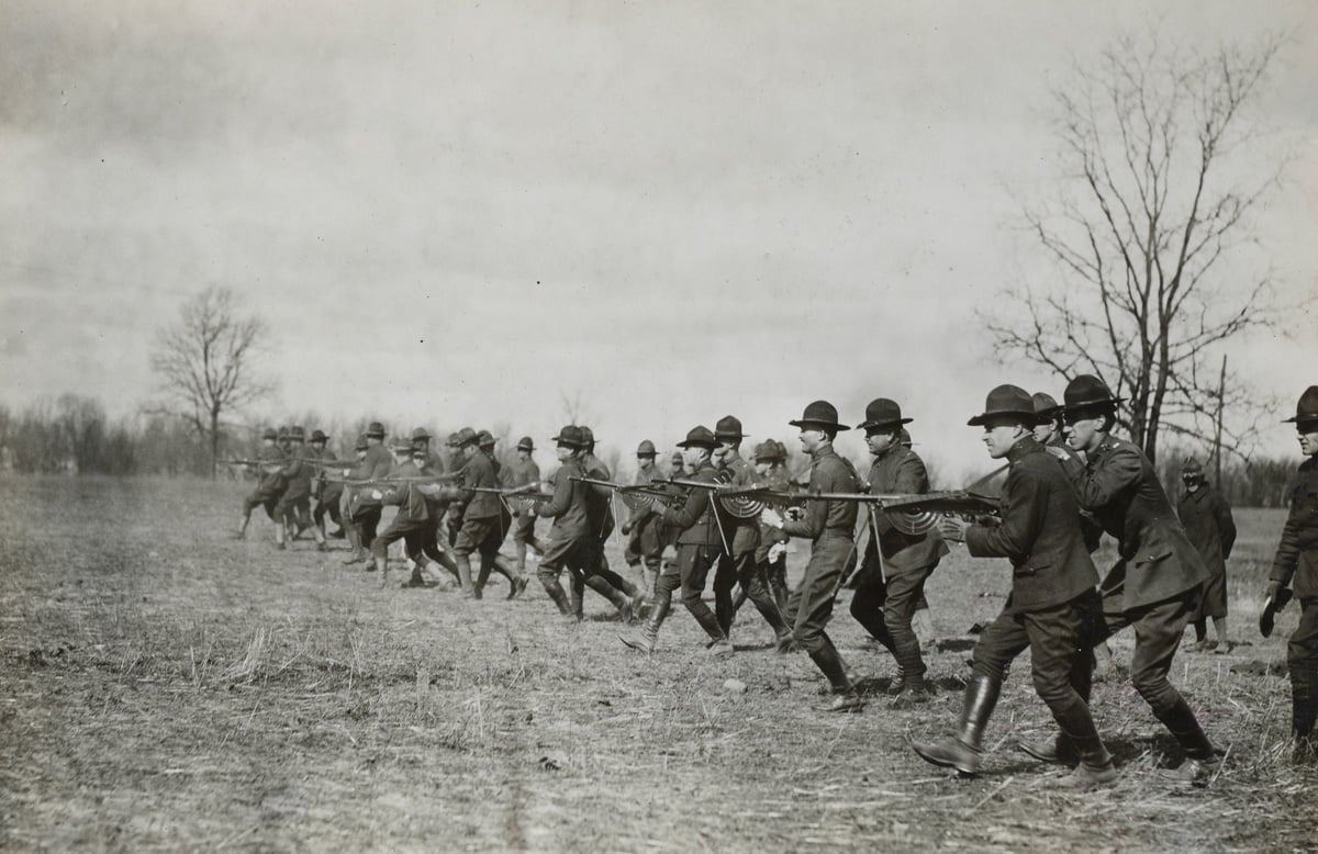 U.S. infantry soldiers with Chauchat machine guns