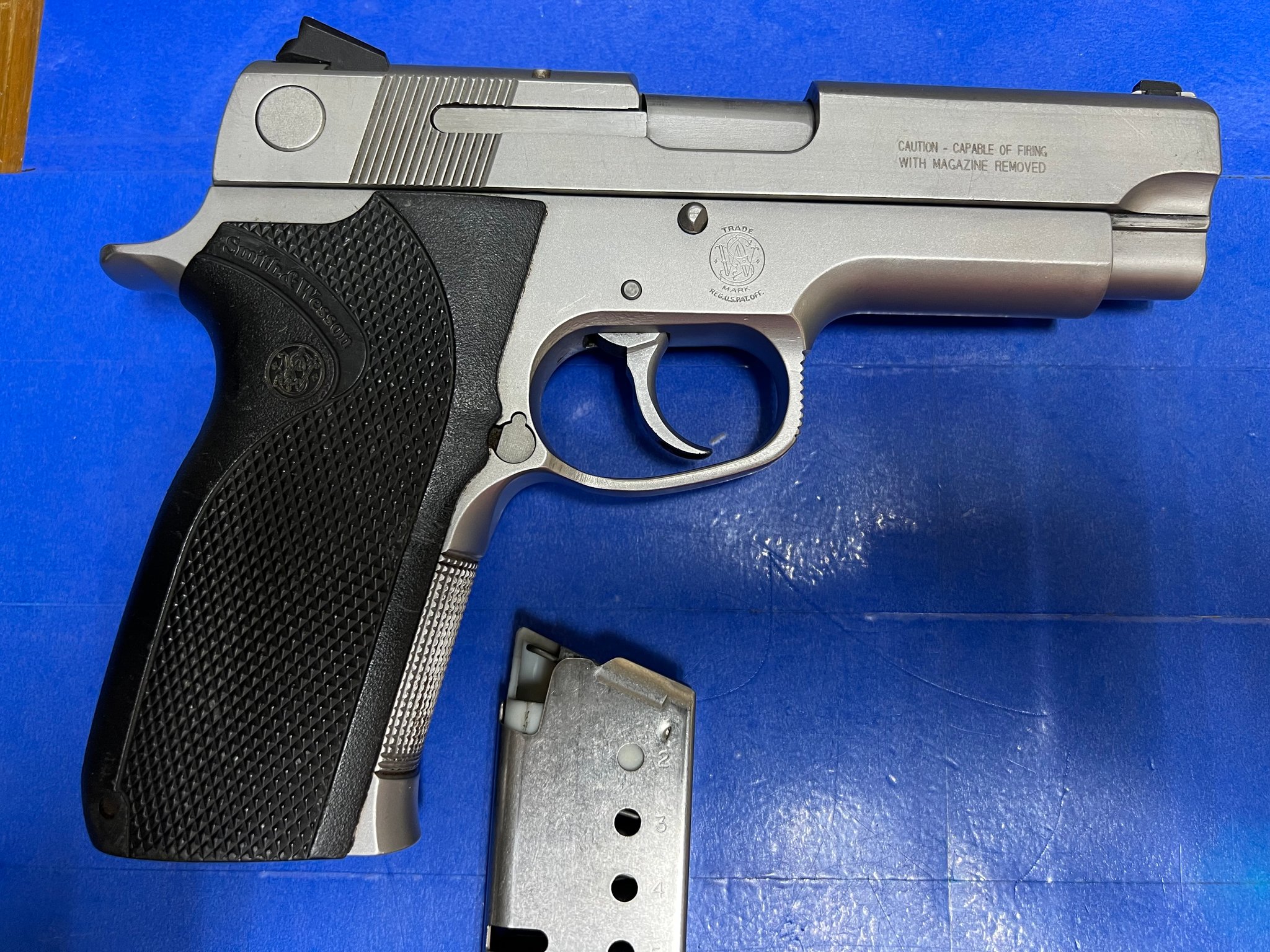 Smith & Wesson 1076