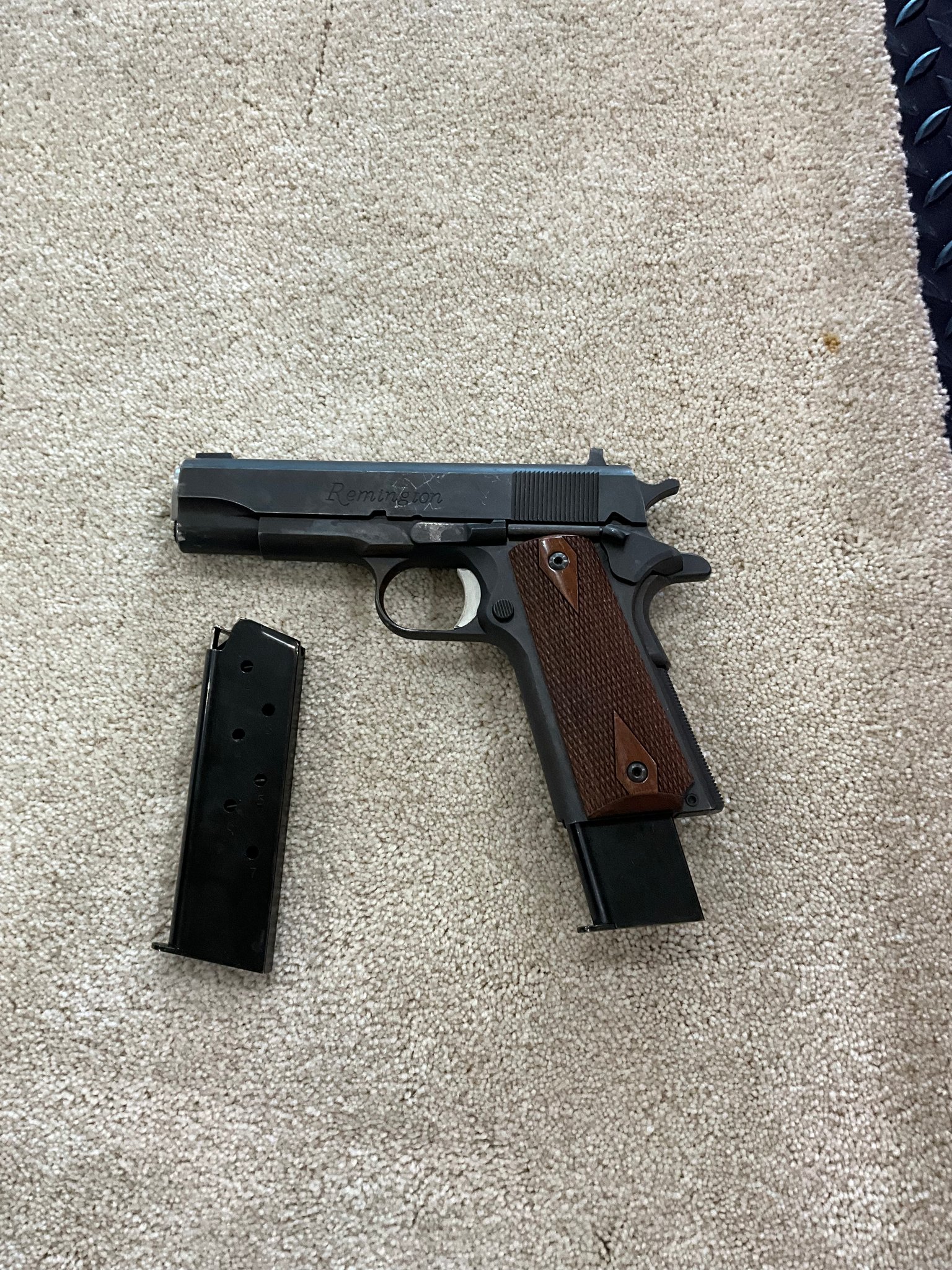 REMINGTON 1911 R1 in good condition with extra magazine