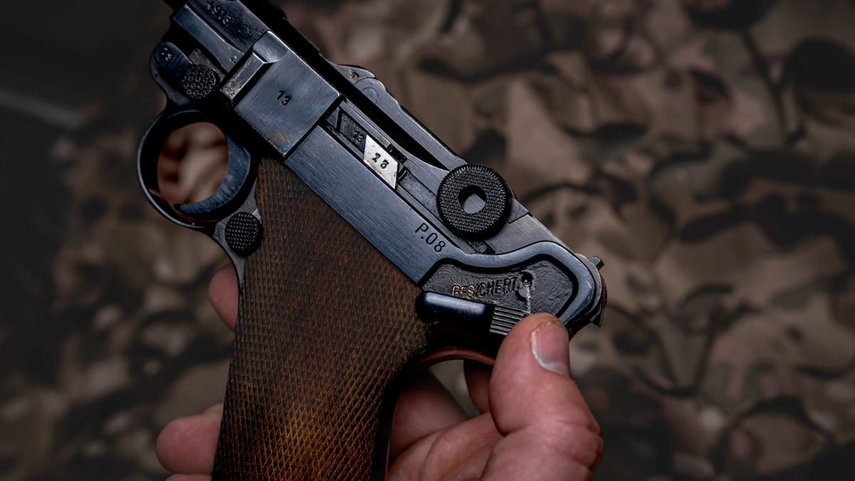 Luger P.08 safety