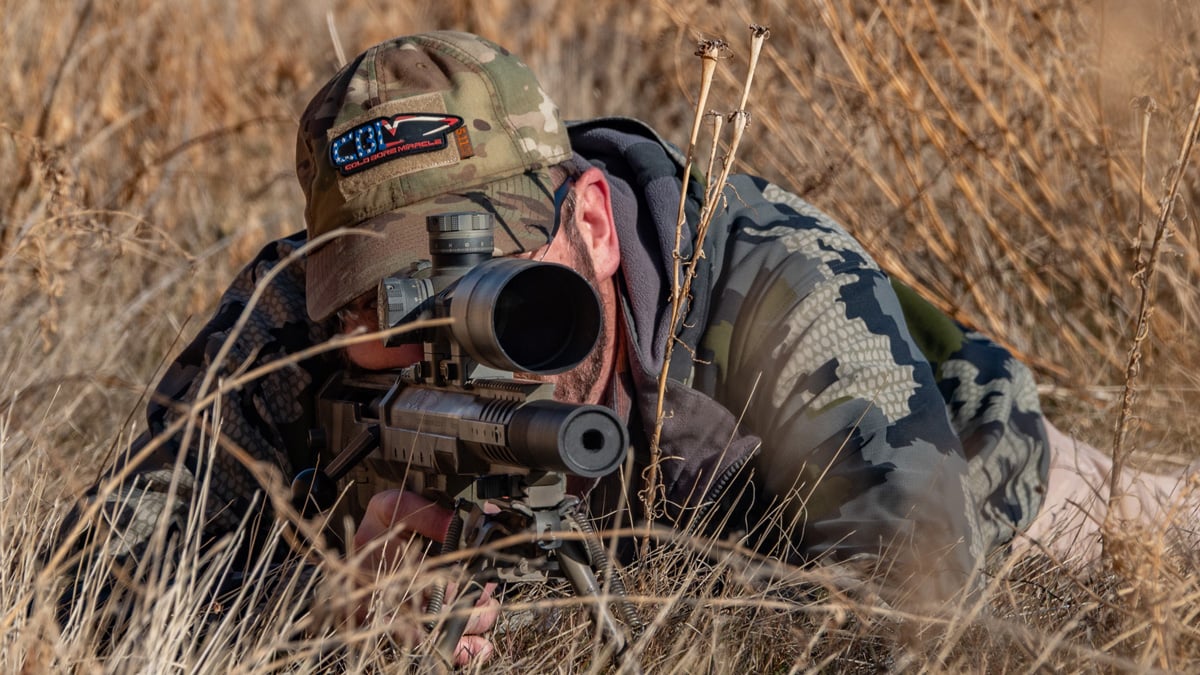 aiming Desert Tech SRS with Zeroed 36