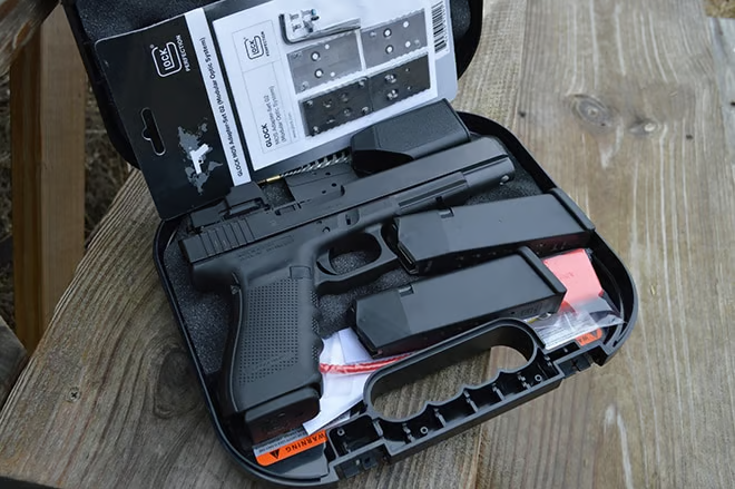 The almost overstuffed box for the Glock G40