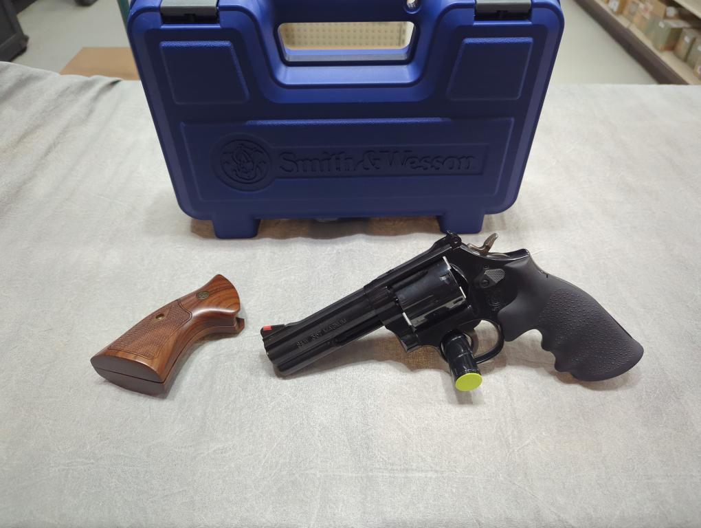 SMITH & WESSON 586-8