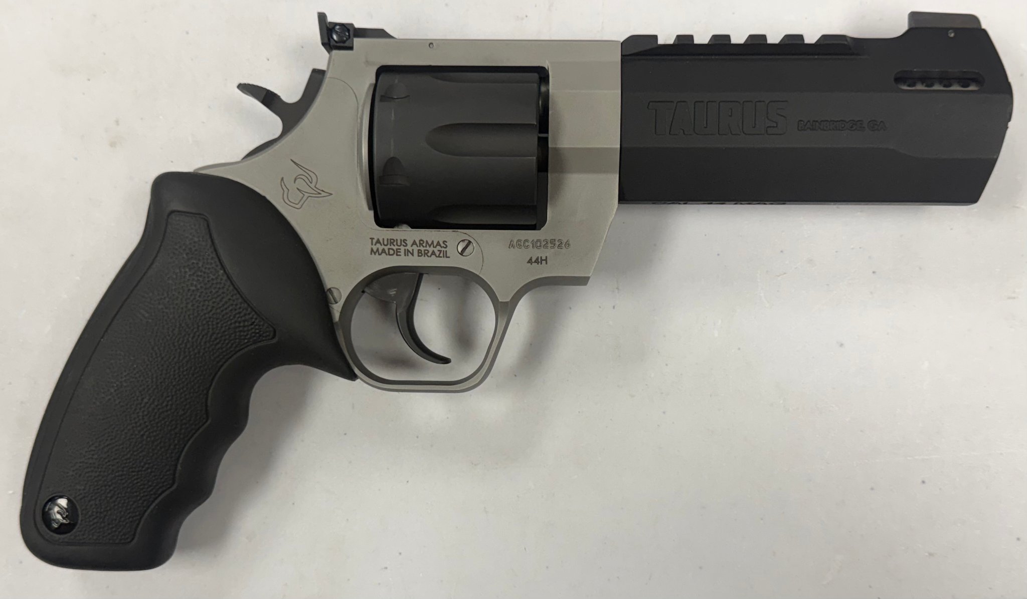 TAURUS RAGING HUNTER .44 magnum