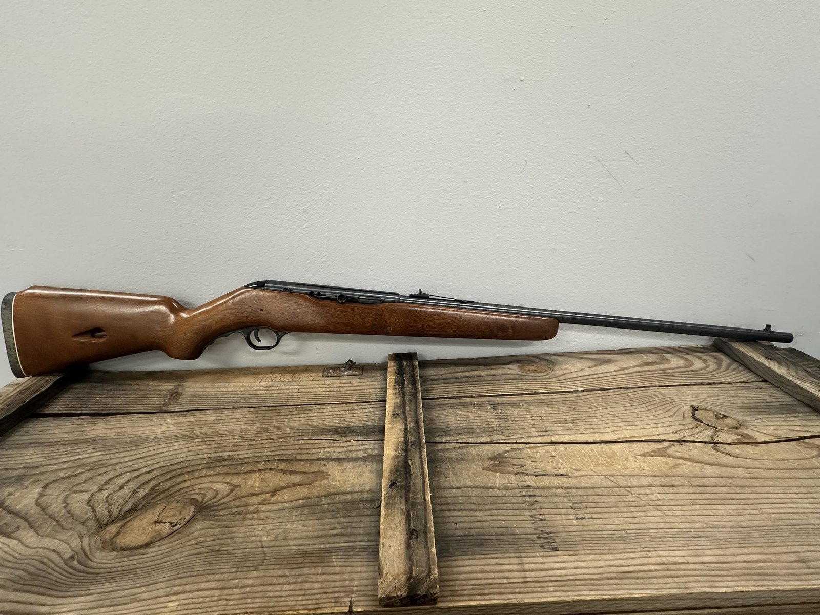 MOSSBERG Mossberg, .22 Long Rifle, 24", Semi Automatic, Walnut Finish Stock,  Tube-Fed