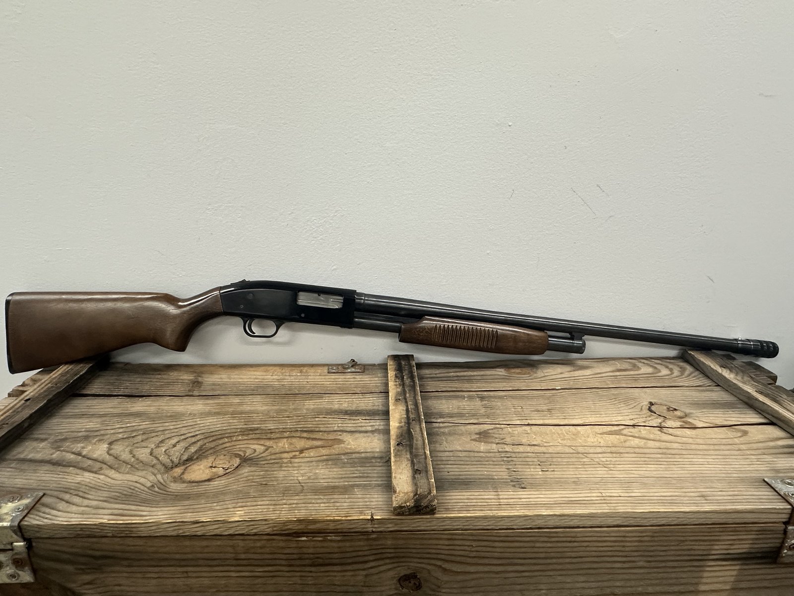 WARDS WESTERN FIELD Pump Action Shotgun, 12 Gauge, 26" Barrel, C-Lect Choke, 5+1 Capacity