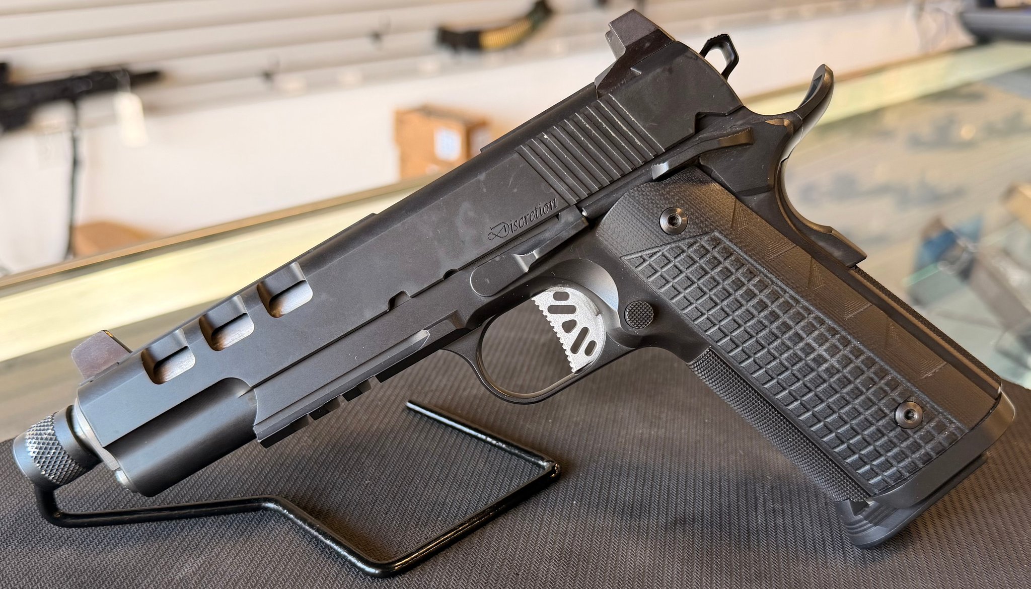 DAN WESSON FIREARMS Discretion