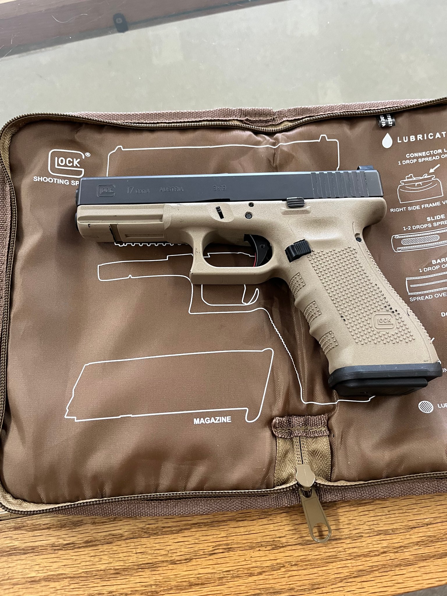 GLOCK G17 Gen 4 FDE