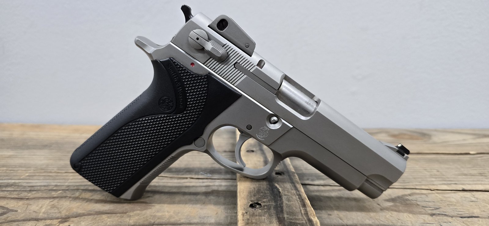 SMITH & WESSON Smith & Wesson 4006, 4" Barrel, 40 S&W, Semi-automatic, Handgun, Soft Case