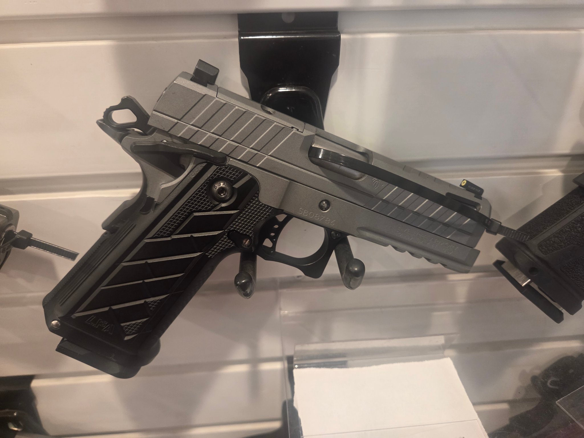 LIVE FREE ARMORY APOLLO 11 COMPACT [ELITE GREY]