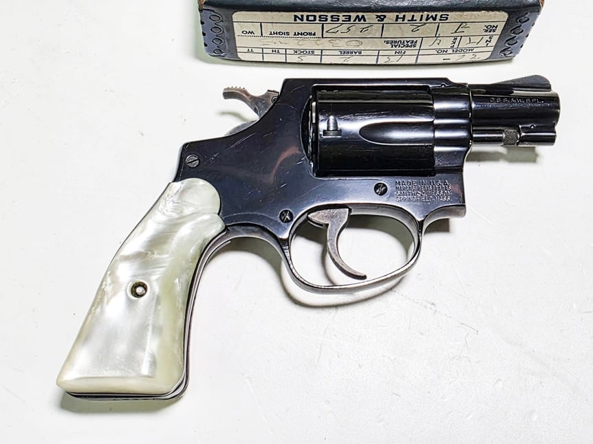 SMITH & WESSON NEAR MINT MODEL 36 WITH ORIGINAL BOX