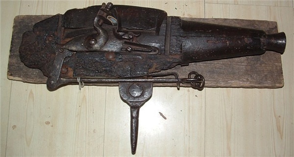 Set-gun to guard cemeteries