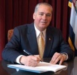 gov-tomblin signing law