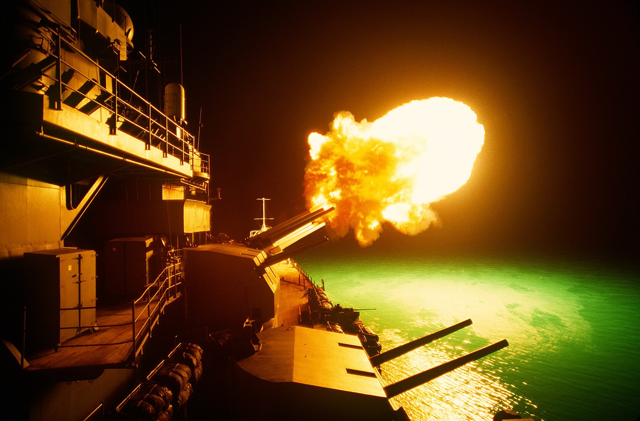 A Mark 7 16-inch/50 caliber gun is fired aboard the battleship USS MISSOURI (BB-63) as night shelling of Iraqi targets takes place along the northern Kuwaiti coast during Operation Desert Storm. (Photo: National Archives)