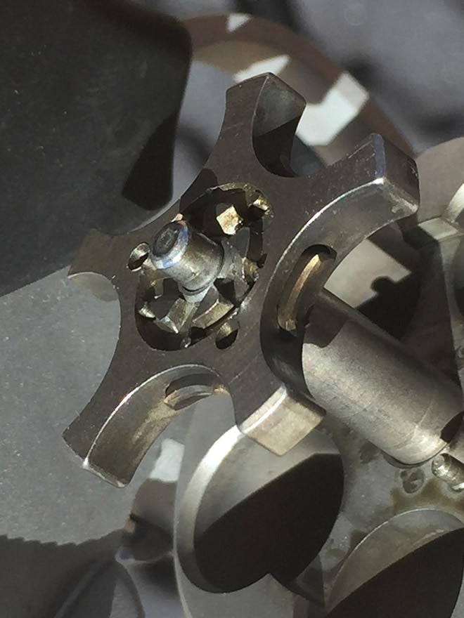 Detail_of_ejector_with_tensioned_brackets_that_act_as_a_moon_clip.JPG