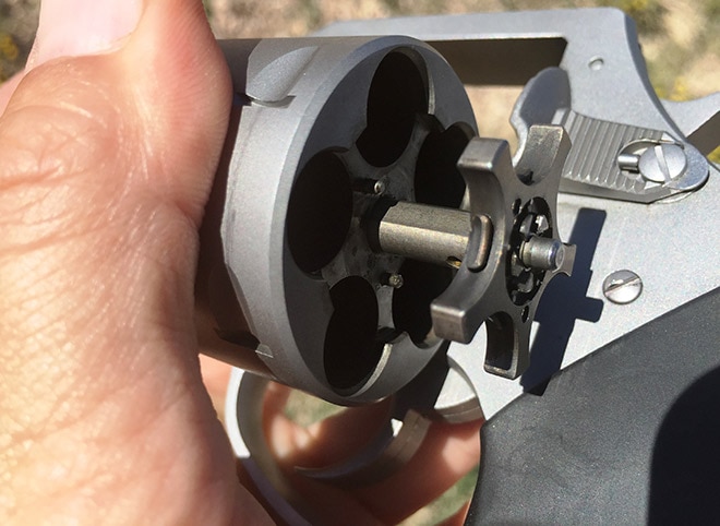 rounds_eject_cleanly_even_when_cylinder_is_hot