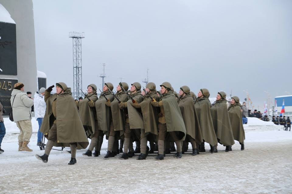 The typical "Frontovik" Ivan from WWII, complete with capes and SSh-40 steel helmets. They appear to have SVT-40 rifles from a distance, which would be correct