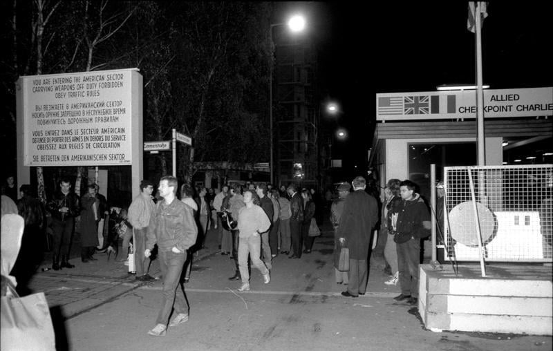 ADN-ZB-Oberst-10.11.89/ Berlin: Grenze/ Nach der Ver&ouml;ffentlichung der neuen Reiseregelungen herrschte in der Nacht zum 10.11. an den Grenz&uuml;bergangsstellen zu Berlin (West) ein reger Besucherverkehr. Die Abfertigung durch Angeh&ouml;rige der Grenztruppen der DDR und des Zolls am &Uuml;bergang in der Friedrichstra&szlig;e erfolgte freundlich, reibungslos und unkompliziert.
